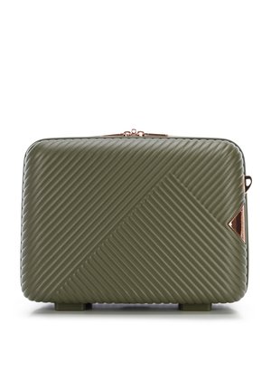 Custodia rigida verde oliva con scanalature diagonali, una zip oro rosa e un dettaglio accentato triangolare, dotata di piedini piatti per stabilità.