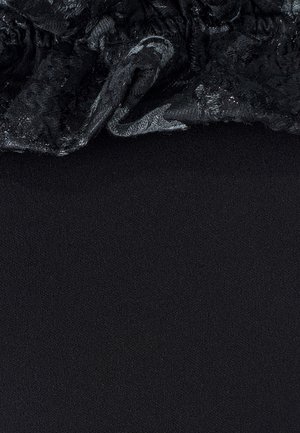 Schwarzer Stoff mit glatter Textur am Boden; geraffte schwarze Spitze oben mit glänzendem Finish und subtilen Mustern.