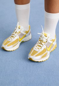 ZOOM VOMERO 5 - Baskets basses - bronzine/lightening/summit white/light iron ore/black/infinite gold