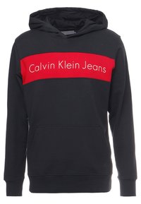 Sudadera negra con banda roja que presenta "Calvin Klein Jeans" en texto blanco, capucha con cordón y bolsillo tipo canguro en la parte frontal. Material de mezcla de algodón.
