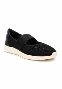 Zapatillas negras de malla sin cordones con un diseño texturizado, correa elástica en la parte superior y suela blanca de goma.