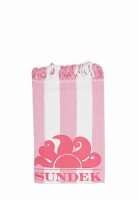 Asciugamano a righe rosa e bianche con bordi frangiati. Presenta un motivo di sole e onde rosa; "SUNDEK" stampato in bold rosa nella parte inferiore.