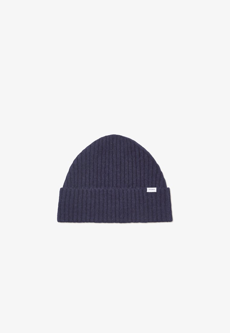 Gorro de punto acanalado azul marino con dobladillo y pequeña etiqueta de la marca en el lateral. Textura suave, forma cilíndrica y versátil para el clima frío.