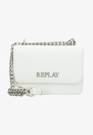 Witte faux leren schoudertas met zilveren kettingriem, klepsluiting en gegraveerd "REPLAY" logo aan de voorkant. Compact ontwerp.