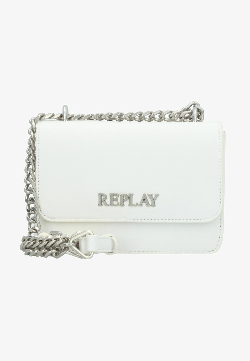 Bela umetna usnjena torbica čez ramo s srebrnim verižnim trakom, pokrovom in embossed logotipom "REPLAY" na sprednji strani. Kompaktna zasnova.