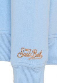 Maglione azzurro con polsini e orlo a costine, caratterizzato da un tessuto testurizzato e logo ricamato "MC2 Saint Barth" in filo dorato.