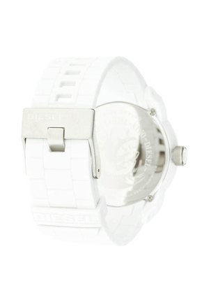 Weißes Silikon-Uhrenarmband mit Metallschnalle, geprägt mit Diesel-Logo und teilweise sichtbarem rundem Gehäuserücken der Uhr.