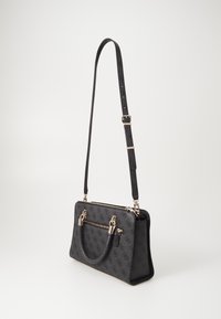 Saco de mão preto feito de material texturado, com ferragens douradas, uma alça destacável, duas alças superiores e um compartimento principal com fecho de correr.