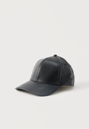 Berretto da baseball in pelle nera con visiera curva e logo "Hugo" ricamato in modo discreto sul lato, mostrato su sfondo bianco neutro.