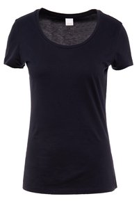 Tmavě modré tričko s krátkým rukávem vyrobené z měkké, lehké bavlny. Má kulatý výstřih a přiléhavý střih bez viditelných vzorů.