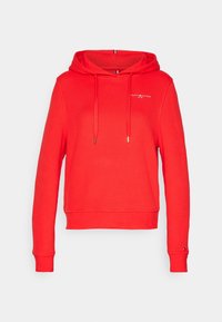 Sudadera con capucha roja fabricada con un tejido suave, con un diseño corto, bolsillo tipo canguro en la parte delantera, cordones y logo en el pecho.