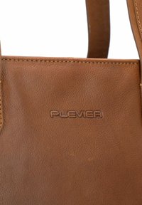 Braune Lederhandtasche mit glatter Textur, ausgestattet mit einem debossierten "PLEVIER"-Logo und verstärkten Nähten an den Kanten.