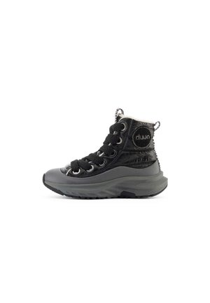 Czarno-szary sneaker za kostkę z grubą podeszwą, czarnymi sznurowadłami i okrągłą naszywką z logo po boku, wyposażony w wyściełany kołnierz i pętle do łatwiejszego zakładania.