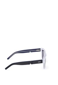 Gafas de sol deportivas con montura transparente, brazos en color azul marino, lentes rectangulares, acentos texturizados y detalles del logo en las patillas.