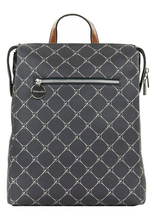 Schwarze strukturierte Handtasche mit weißem geometrischem Muster, vorderer Reißverschlusstasche, rundem Metallanhänger und braunem Ledergriff oben.