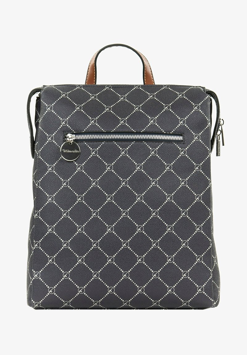 Sac à main noir texturé avec motif géométrique blanc, poche avant zippée, breloque métallique ronde et poignée supérieure en cuir marron.