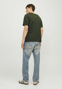Jack & Jones LOGO RUNDHALS - Camiseta estampada - kombu green