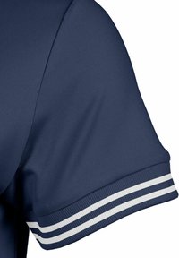Camiseta deportiva azul marino con un tejido texturizado, con acentos de rayas blancas en el dobladillo de las mangas. Énfasis en un diseño ajustado y suave.