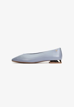 Zapato plano para mujer de cuero azul claro, con puntera puntiaguda y pequeño tacón metálico en bloque, mostrado de perfil sobre fondo blanco.