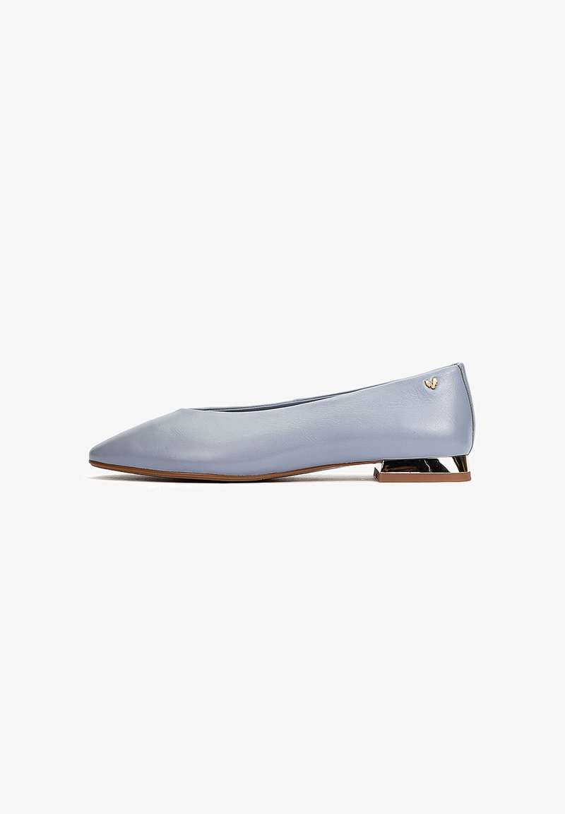 Zapato plano para mujer de cuero azul claro, con puntera puntiaguda y pequeño tacón metálico en bloque, mostrado de perfil sobre fondo blanco.
