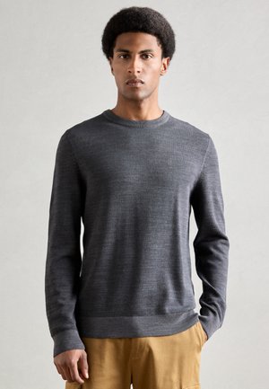 Dunkelgrauer gestrickter Pullover mit rundem Ausschnitt und langen Ärmeln, der ein strukturiertes Muster und gerippte Bündchen aufweist.