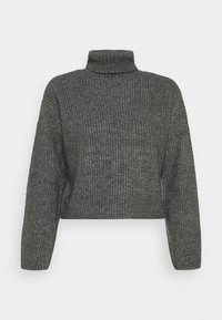 Suéter gris de cuello alto y recortado, hecho de una tela texturizada con un diseño acanalado y mangas largas. Presenta un collar alto y un corte relajado.