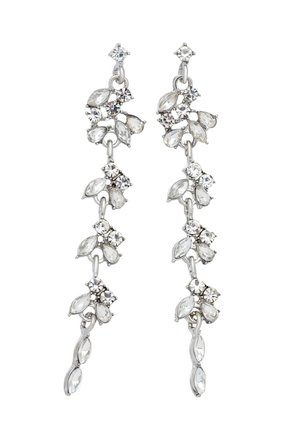 Lange silberne Ohrringe mit Clustern aus klaren Marquise- und runden Edelsteinen, angeordnet in einem floralen und kaskadierenden Design.