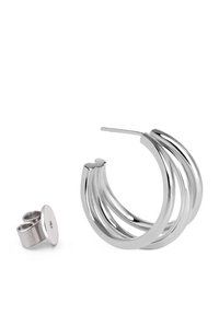 Boucles d'oreilles en métal argenté avec trois boucles concentriques et un fermoir à tige. Surface lisse avec un fini brillant.
