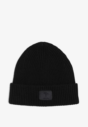 Zwarte geribbelde gebreide beanie met een opgevouwen rand, voorzien van een leren label met textuur waarop een bloemmotief en de merknaam staat.