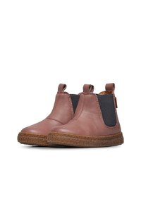 Braune Leder-Stiefeletten mit schwarzen elastischen Seiteneinsätzen, abgerundeten Zehen und strukturierten braunen Gummisohlen. Minimalistisches Design.