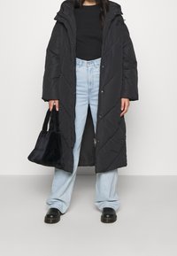 Monki Abrigo de invierno - black