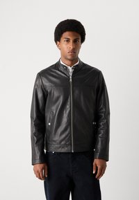 Schwarze Lederjacke mit Stehkragen, Frontreißverschluss, zwei Seitentaschen und einer glatten Textur. Verfügt über ein tailliertes Design und minimalistische Hardware-Akzente.