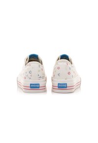 Sneakers in tela di colore avorio con motivi floreali multicolori. Presentano dettagli blu sul tallone e una suola a strisce rosa. Logo sul lato.