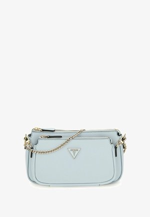 Sac bandoulière bleu clair avec une finitions texturée, doté d'une chaîne en métal doré et d'un logo triangulaire à l'avant. Deux compartiments zippés.