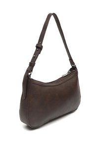 Brązowa skórzana torba na ramię o gładkiej fakturze, z jedną regulowaną rączką i zamkiem błyskawicznym na górze. Kompaktowy, zaokrąglony kształt z minimalnymi akcentami.