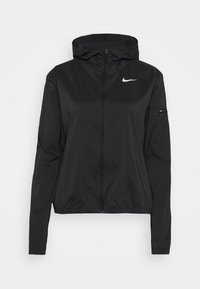 Musta kevyt Nike-takki hupulla, vetoketjulla edessä, joustavat hihansuuvut ja pieni valkoinen logo rinnassa. Sileä, vettä hylkivä materiaali.