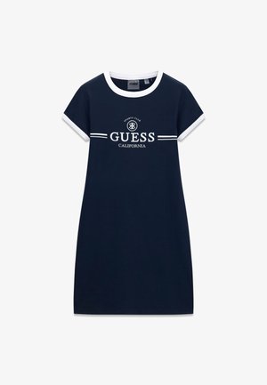 Robe bleu marine à manches courtes avec bordure blanche au col et aux manches, arborant le logo "GUESS California Sports Club" sur la poitrine.