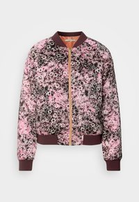 Bloemen bomberjack in tinten van roze en zwart, met een gouden rits, ribgebreide manchetten en zoom, en een gladde, gestructureerde stofpatroon.