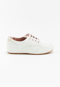 Sneaker bianco con lacci, caratterizzato da un motivo testurizzato sulla parte anteriore, dettagli in pelle liscia e suola in gomma beige. Presenta occhielli dorati.