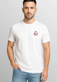 Weißes Baumwoll-T-Shirt mit einem roten Logo-Graphic auf der Brust. Kurze Ärmel und ein klassischer Rundhalsausschnitt. Normale Passform.