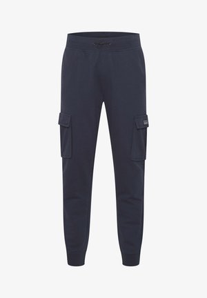 Pantaloni jogger navy con vita elastica e coulisse. Dotati di due tasche cargo e polsini tapered. Realizzati in tessuto morbido e traspirante.