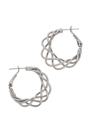 Ezüst csavart fém karika fülbevalók, összefonódó mintával és csattal záródó hátoldallal, fehér háttéren.