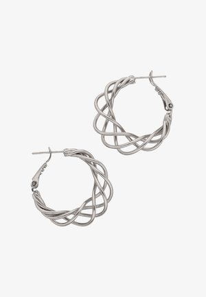 Srebrne kolczyki koła z metalu skręcanego z przeplatającym się wzorem i zapięciem na zatrzask na białym tle.