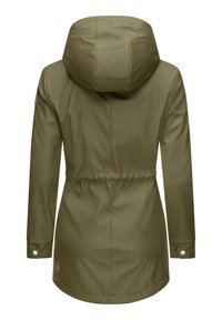 Giacca a hood verde oliva, in vita cinchata, realizzata in materiale impermeabile, con una superficie liscia, maniche lunghe e polsini con bottoni a pressione.