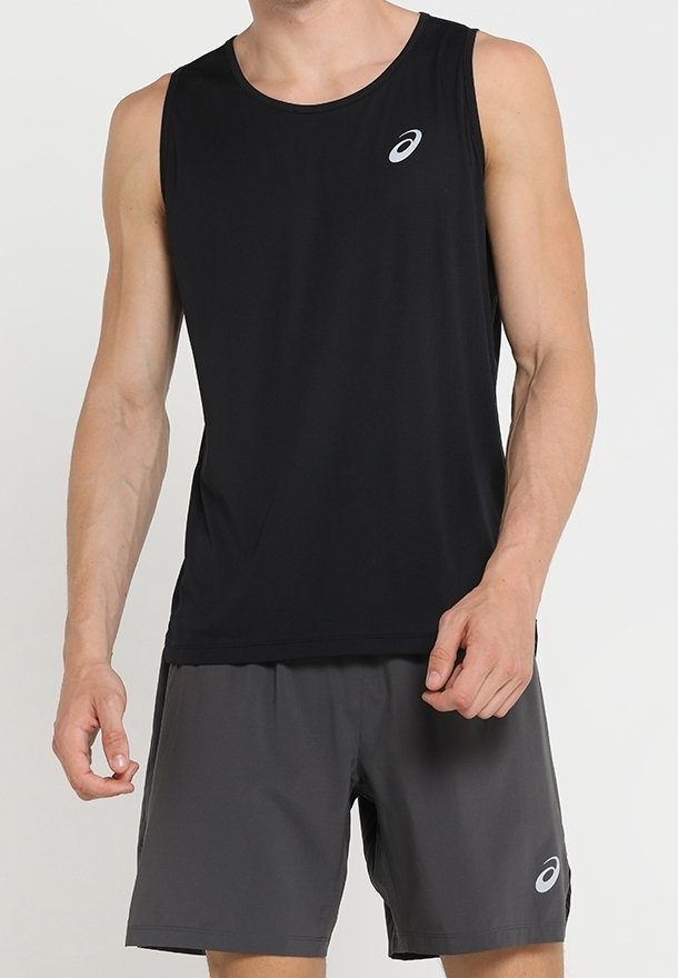 Muž v černém bezrukávovém sportovním tričku a šedých sportovních šortkách, oba s bílým logem Asics na levé straně.