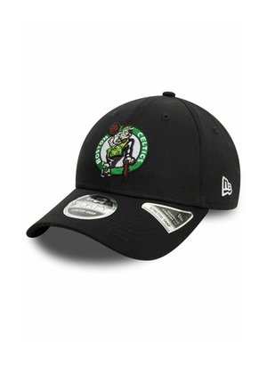 Gorra de béisbol negra con un logo bordado de los Boston Celtics en verde y blanco, con visera curvada y correa ajustable en la parte posterior.
