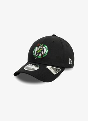 Gorra de béisbol negra con un logo bordado de los Boston Celtics en verde y blanco, con visera curvada y correa ajustable en la parte posterior.