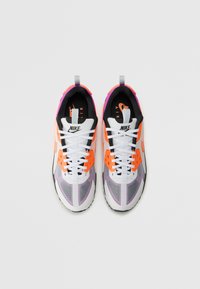 Nike-kenkä, joissa on valkoinen, violetti ja oranssi muotoilu, verkkomaiset tekstuurit, mustat yksityiskohdat ja valkoiset nauhat, jotka esittävät urheilullista estetiikkaa.
