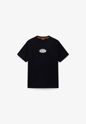 Μαύρο κοντομάνικο μπλουζάκι με στρογγυλή λαιμόκοψη, μικρό λευκό οβάλ λογότυπο στο στήθος που γράφει "Oceanside, Cal 1987 Napapijri."