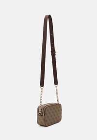 Guess NOREEN CAMERA CROSSBODY - Bandolera - latte/brown